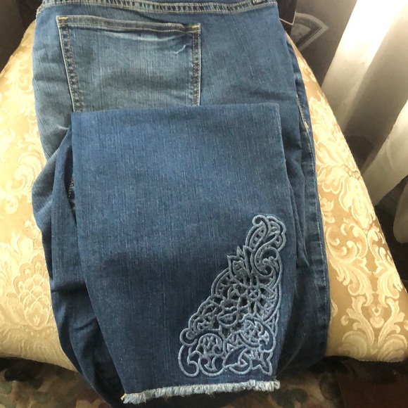 Cut out emblem Denim jeans - Picture 2 of 6